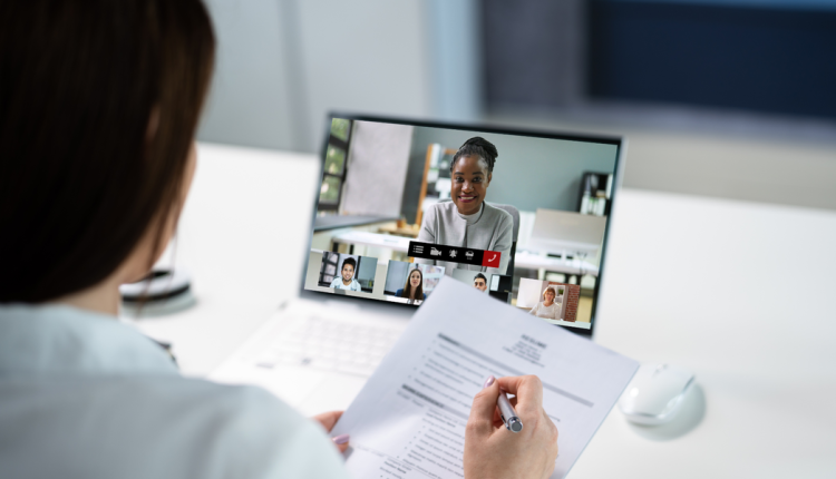 كيف تقدم نفسك في المقابلة الأولى